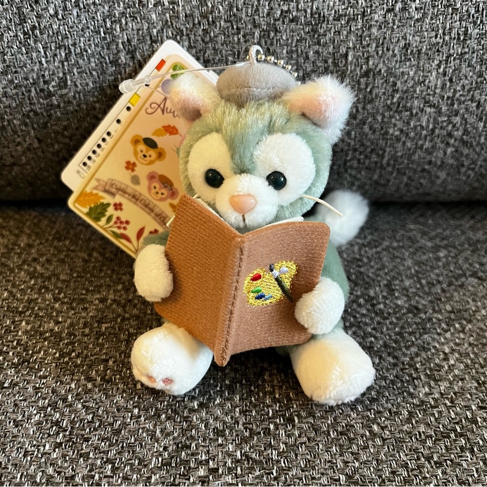 BNWT Japan Tokyo Disneyland plush keychain reading book Gelatoni